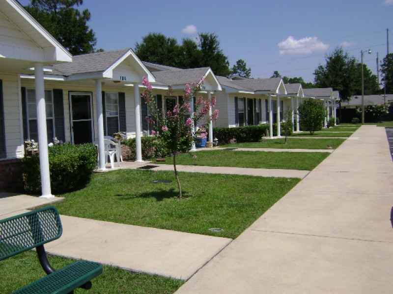 Brookmeade Villas in Crestview, FL - Foto de edificio