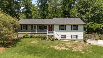 2795 Bentwood Dr in Marietta, GA - Building Photo