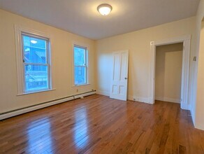 21 Thorndike St, Unit 1 in Somerville, MA - Foto de edificio - Building Photo