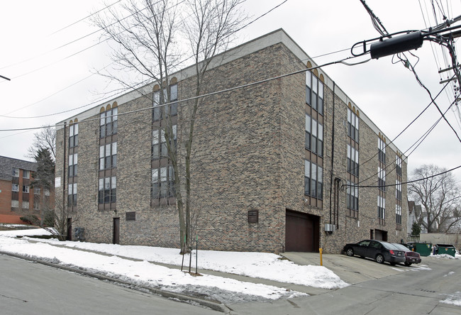 2495 N Oakland Ave in Milwaukee, WI - Foto de edificio - Building Photo