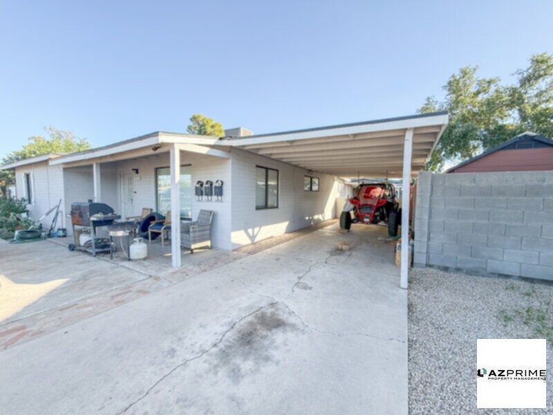 1221 E Highland Ave in Phoenix, AZ - Building Photo