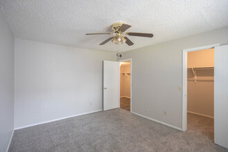 Huntington Place Apartments in Midwest City, OK - Building Photo - Interior Photo