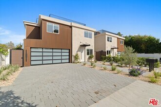 15211 Morrison St in Los Angeles, CA - Building Photo - Building Photo