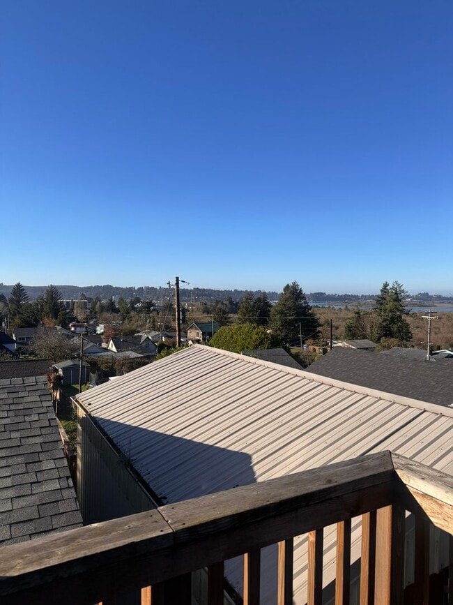 438 10th Ct in Coos Bay, OR - Building Photo - Building Photo