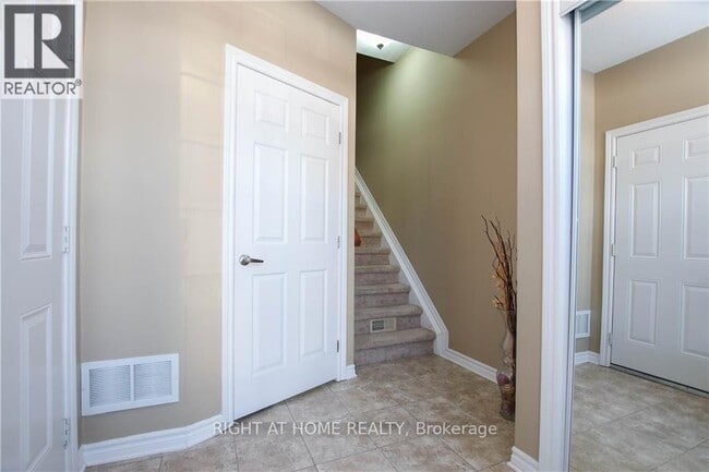 2116 Madrid Ave in Ottawa, ON - Building Photo - Building Photo