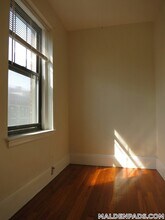 349 Pleasant St, Unit B1-18 in Malden, MA - Foto de edificio - Building Photo