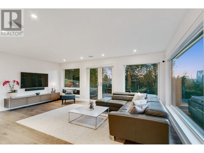 2242 Jefferson Ave in West Vancouver, BC - Building Photo - Building Photo