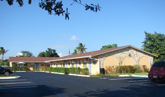 Cano Apartments in Hollywood, FL - Building Photo - Building Photo