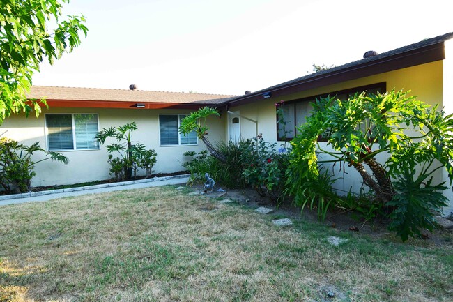 7941 Fallbrook Ave in West Hills, CA - Building Photo - Building Photo