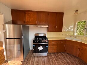 4616 Kingswell Ave, Unit 1-4 in Los Angeles, CA - Building Photo - Building Photo