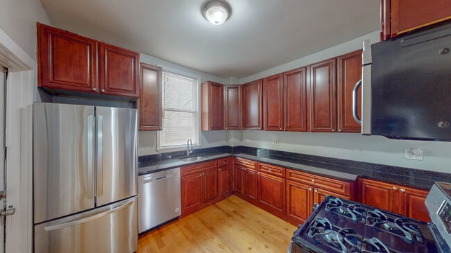 317 W 4th St, Unit 4 Bedroom in Boston, MA - Building Photo - Building Photo