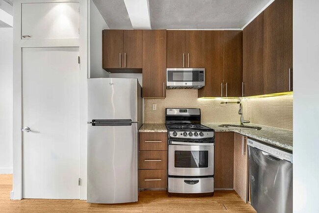 135 Christopher St in New York, NY - Foto de edificio - Building Photo