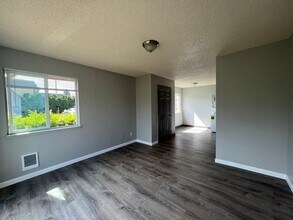 Ascot Place Apartments in Portland, OR - Building Photo - Interior Photo