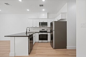 8410 Sunnyhill St in Houston, TX - Building Photo - Building Photo