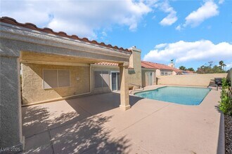 8250 Fox Tail Way in Las Vegas, NV - Building Photo - Building Photo