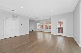 40 Medford St, Unit 303 in Somerville, MA - Foto de edificio - Building Photo