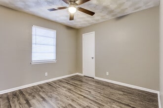 Southwest Apartments in Euless, TX - Building Photo - Building Photo