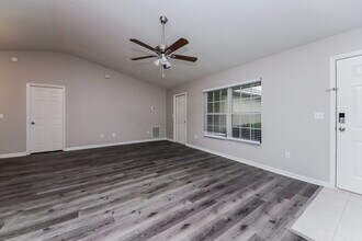 35123 Queens Way in Fruitland Park, FL - Building Photo - Building Photo
