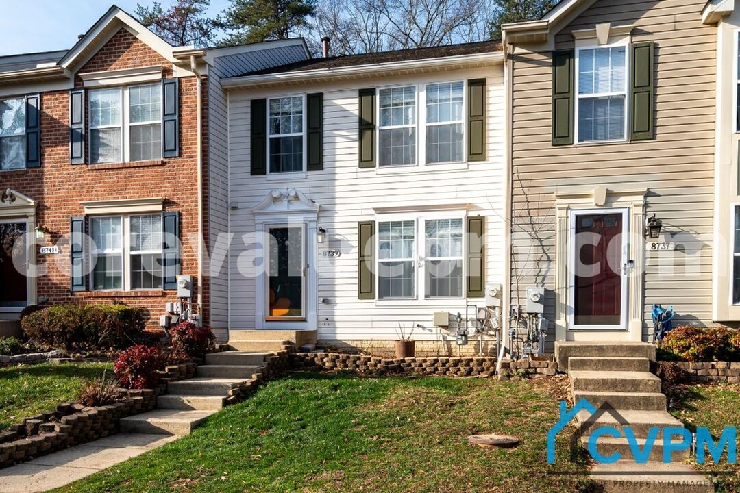 8739 Thornbrook Dr in Odenton, MD - Building Photo