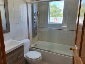 58-25 254th St, Unit 2 in Queens, NY - Foto de edificio - Building Photo