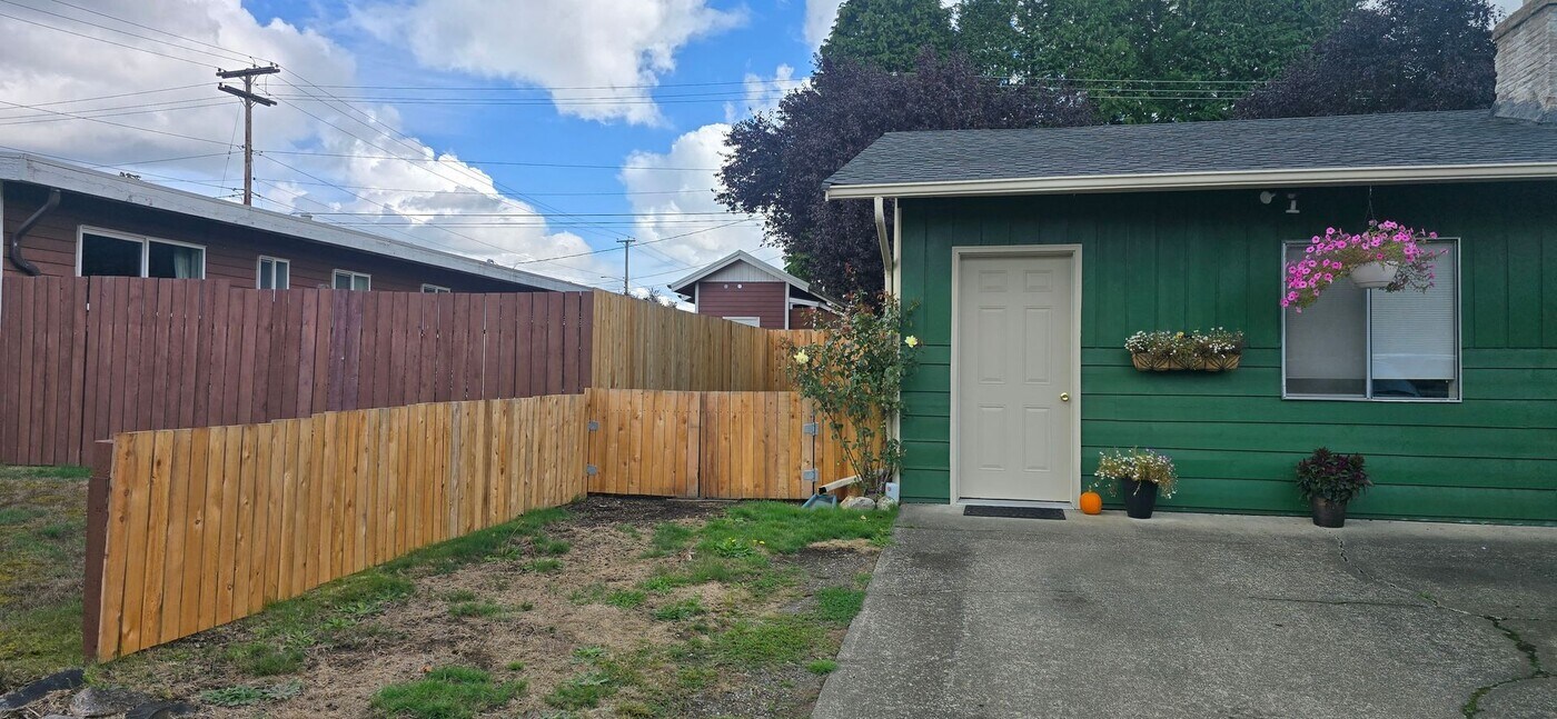 2022 Madison St in Shelton, WA - Building Photo
