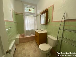 1822 Beacon St, Unit 2 in Brookline, MA - Foto de edificio - Building Photo