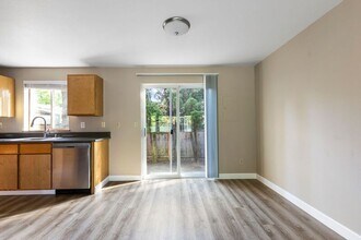 17450 SE 82nd Dr in Clackamas, OR - Foto de edificio - Building Photo
