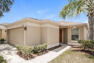 7329 Lumber Port Dr in Ruskin, FL - Foto de edificio - Building Photo