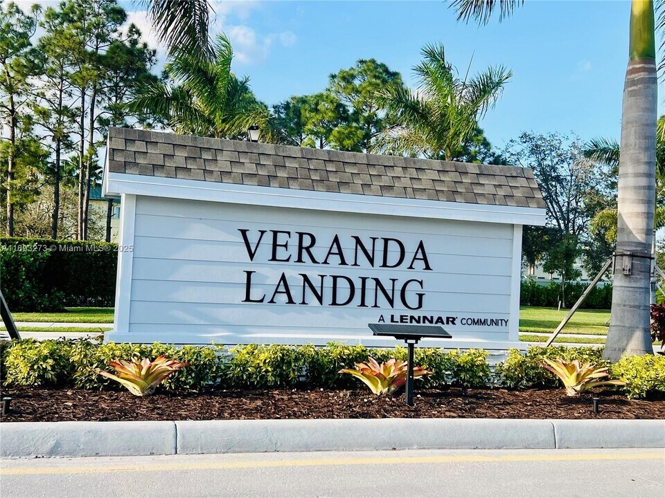 223 SE Woodbark St in Port St. Lucie, FL - Foto de edificio