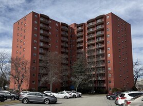 115 W Squantum St in Quincy, MA - Building Photo