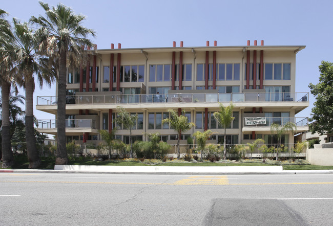 4402 Irvine Ave in North Hollywood, CA - Foto de edificio - Building Photo