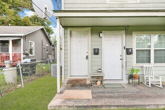 906 Westford St, Unit B in Houston, TX - Building Photo - Building Photo