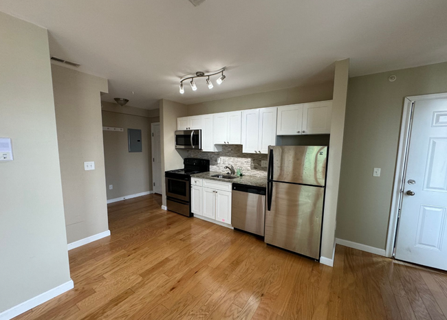 51 Chelsea St, Unit 3B in Boston, MA - Building Photo - Building Photo
