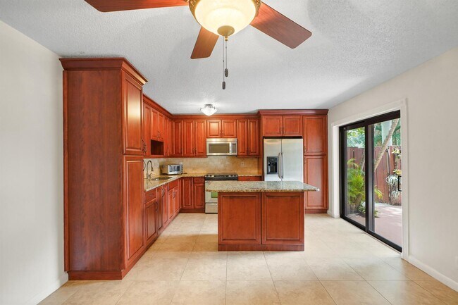 2060 SW 90th Ave in Davie, FL - Building Photo - Building Photo