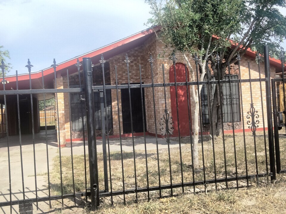 1022 N 4th Ave in Edinburg, TX - Foto de edificio