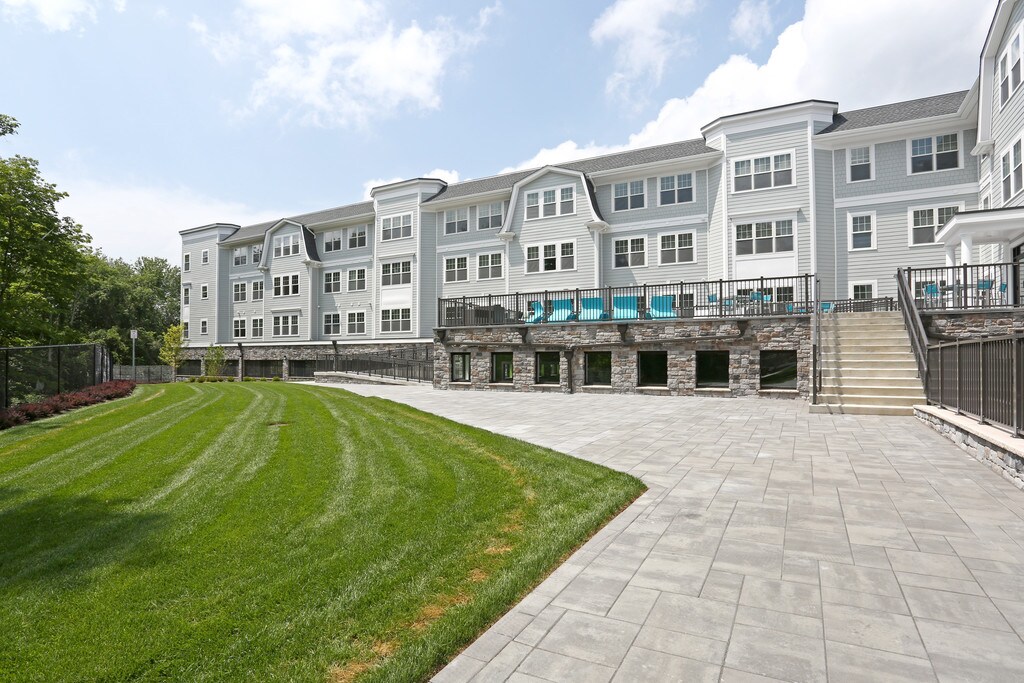 Colonial Pointe at Franklin Lakes Apartments in Franklin Lakes, NJ