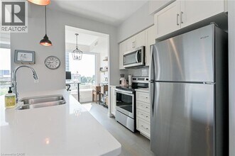 155 Caroline St S in Waterloo, ON - Building Photo - Building Photo
