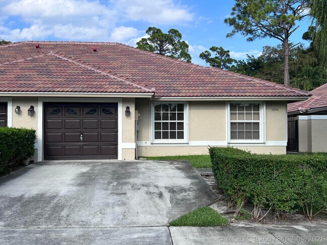 property at 1596 Hawthorne Pl