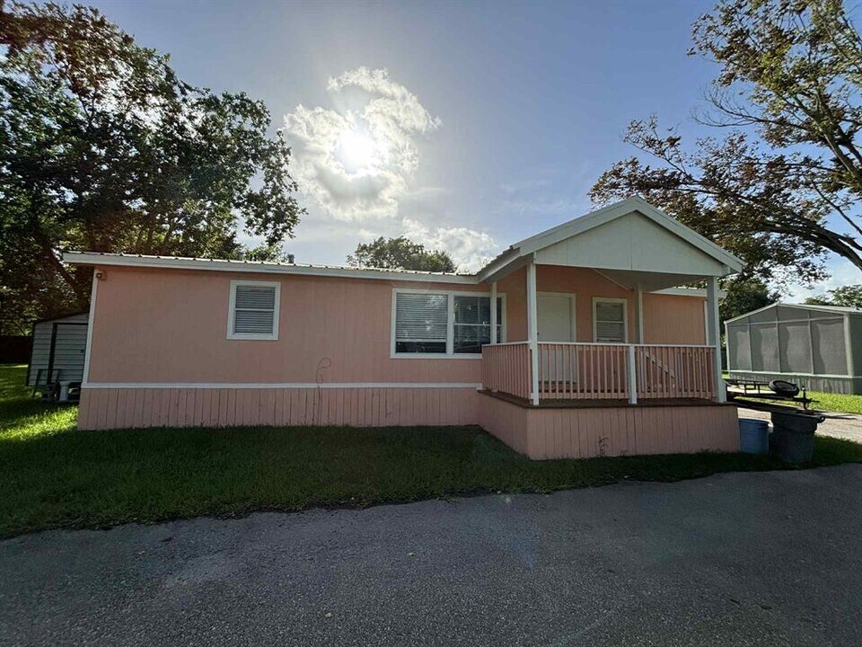 19905 Hastings Cir in Alvin, TX - Building Photo