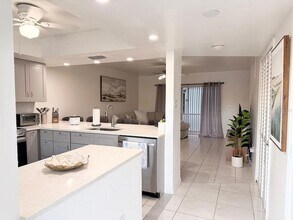 5027 SW 16th Pl in Cape Coral, FL - Foto de edificio - Building Photo