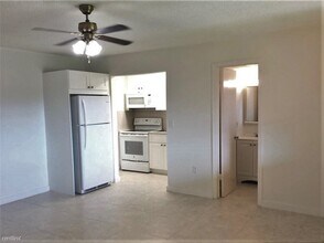 9520 SW 8th St-Unit -Apt 212A in Miami, FL - Building Photo - Building Photo