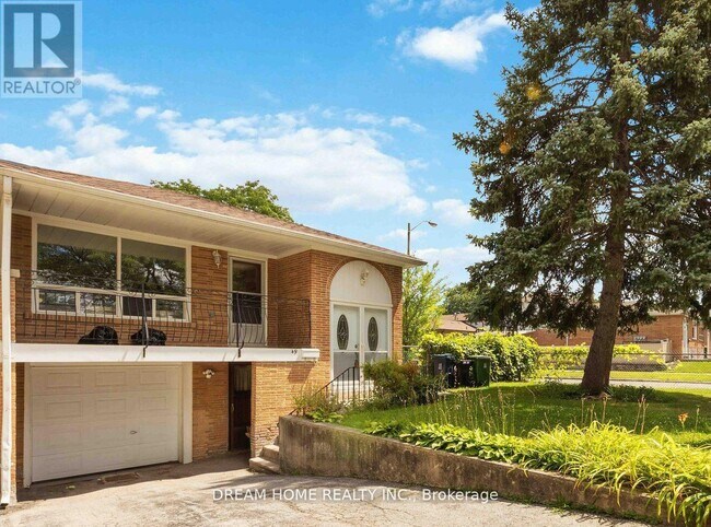 49 Ladner Dr in Toronto, ON - Building Photo - Building Photo