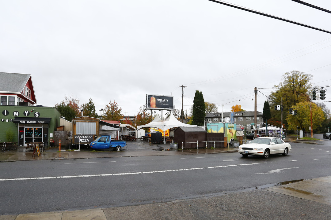 1207 SE Hawthorne Blvd in Portland, OR - Building Photo