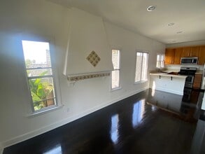 1303 Cloverdale Ave in Los Angeles, CA - Foto de edificio - Building Photo