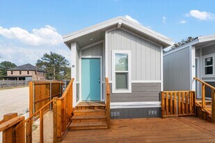 720 Pritchett Ln in Seven Points, TX - Building Photo
