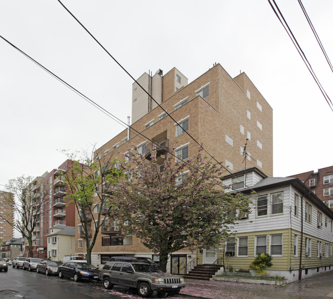 141-05 Cherry Ave in Flushing, NY - Building Photo - Building Photo