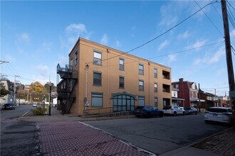 232 3rd Ave, Unit 2 in Carnegie, PA - Building Photo - Building Photo