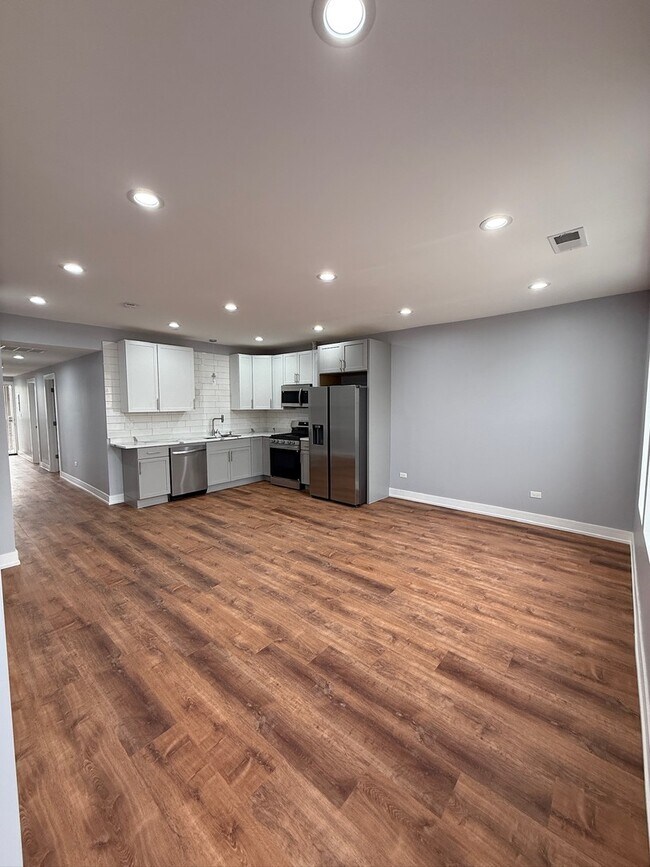 4907 W Walton St in Chicago, IL - Building Photo - Building Photo