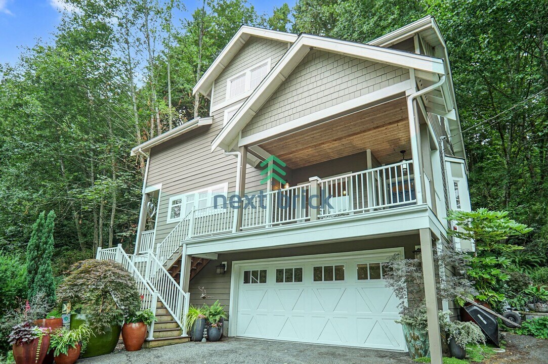 17057 28th Ave NE in Lake Forest Park, WA - Building Photo