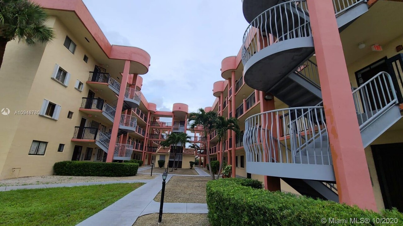 5290 W 21st Ct-Unit -306 in Hialeah, FL - Building Photo